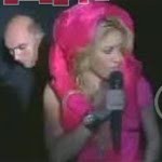 Video: Le roban anillo carísimo a shakira en pleno concierto y ella sigue como si nada!!!