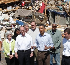 PRESIDENTE EU Obama visita una zona devastada por los tornados que causaron 300 muertos